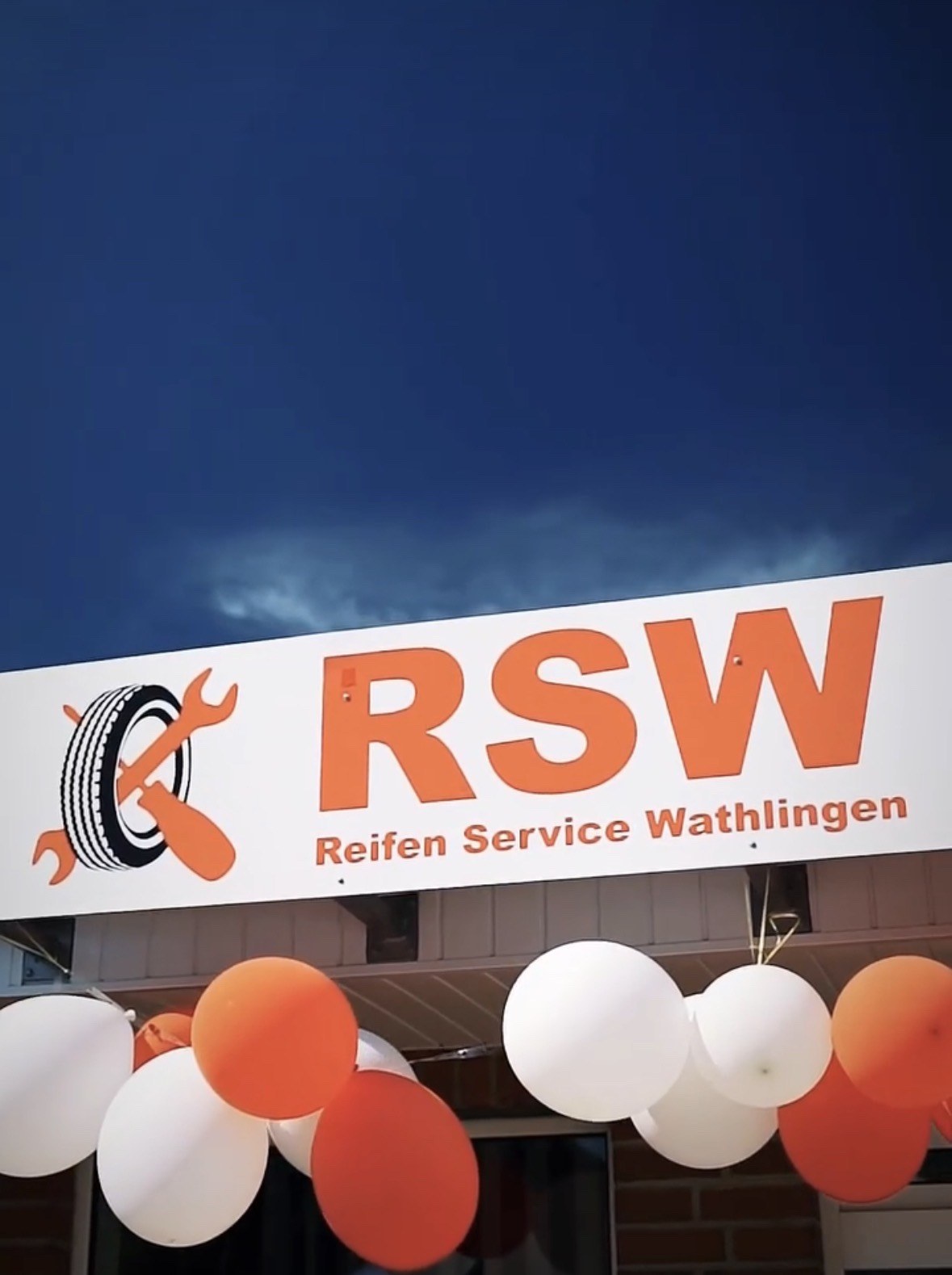 Schaufenster und Schild von RSW Reifen Service Wathlingen