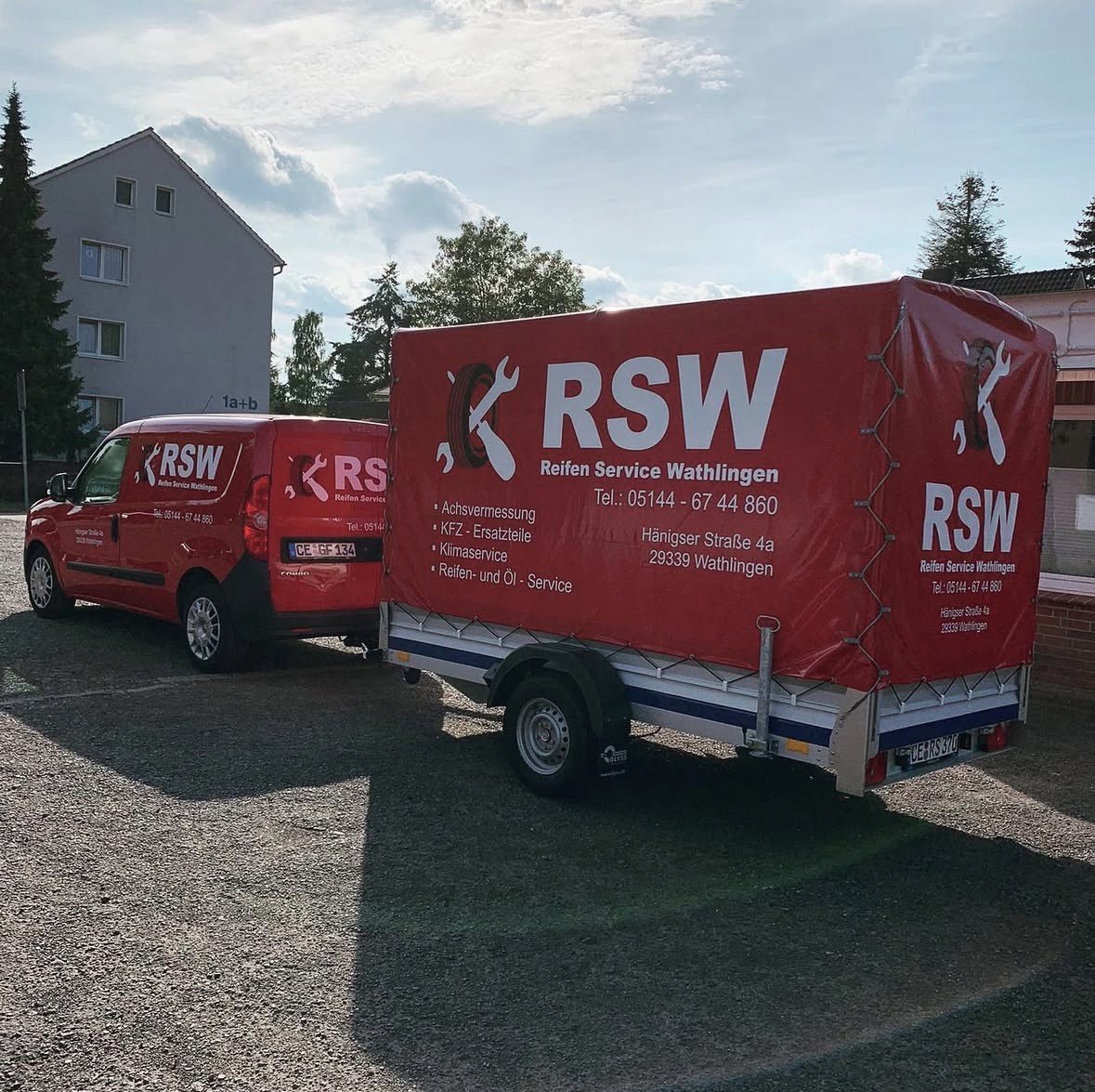 RSW Servicefahrzeug und Anhänger vor der Werkstatt